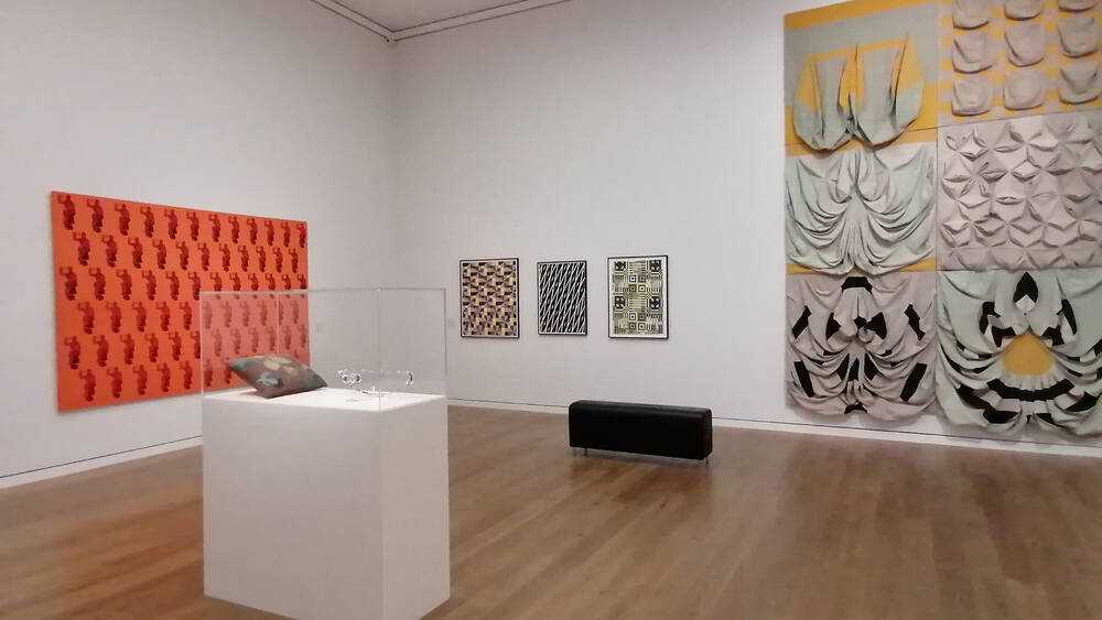 Raum 5: Textil – Ornament – „Frauenkunst“